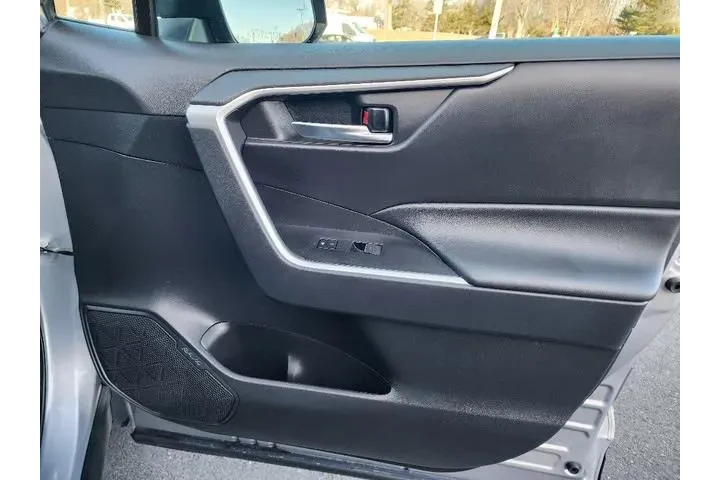 $28602 : Toyota RAV4 2023 AWD XLE 4dr image 10