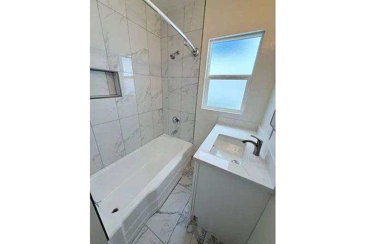 $1850 : 2Bedroom Apt in S Hoover St LA image 5