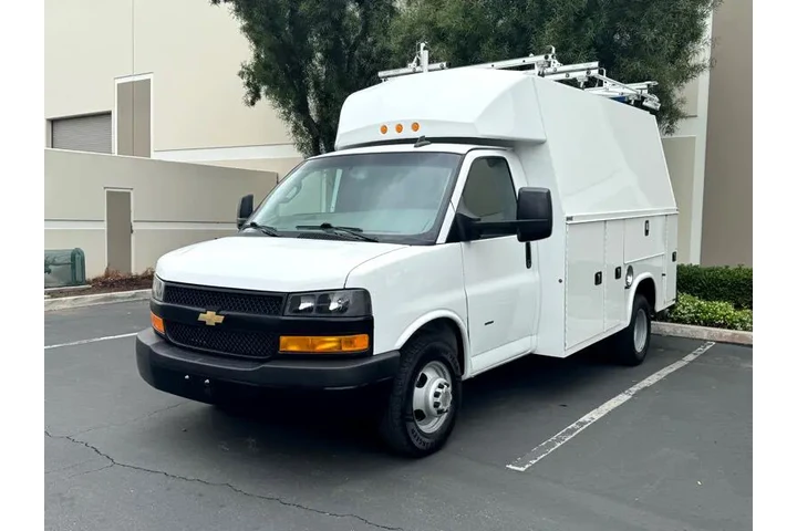 2022 Express G3500 image 2