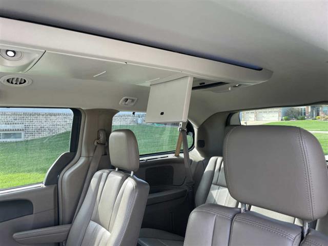 $4300 : 2012 Chrysler Town & Country T image 7