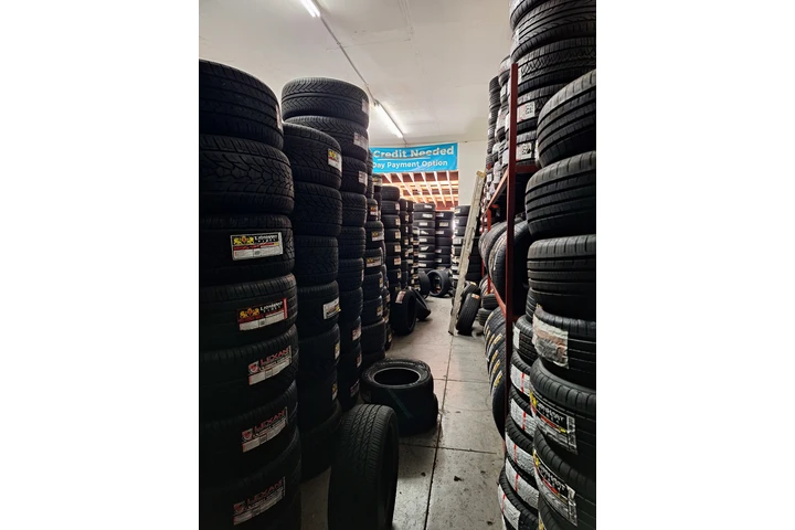 LLANTERO VENDEDOR BILINGUE image 3