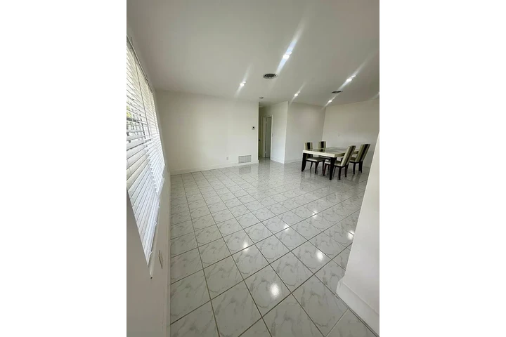 $900 : Esta hermosa casa renovada image 2