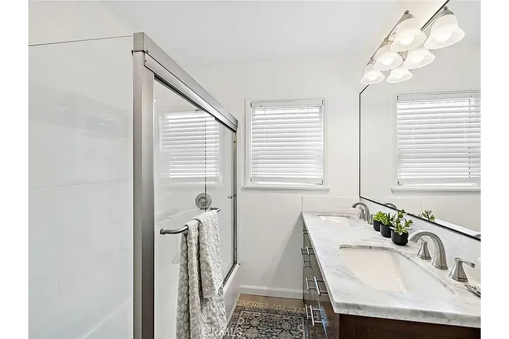 $1000 : Beautifully refreshed 2-bed image 5