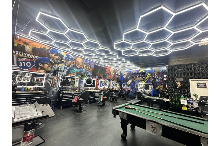 Buscando barberos/ lady barber image 1