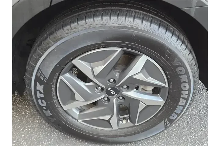 $22950 : Kia Sorento Hybrid 2022 S 4d image 10