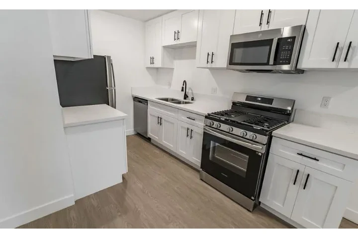 $2000 : 2 Bedroom Apartments in LA image 2