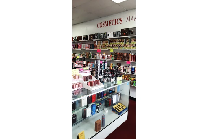 Perfumes y cosmeticos image 6