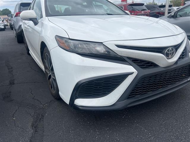 $23490 : PRE-OWNED 2022 TOYOTA CAMRY SE image 9