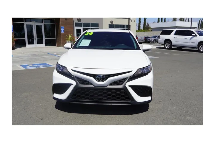 $28984 : 2024 Camry SE Sedan 4D image 3