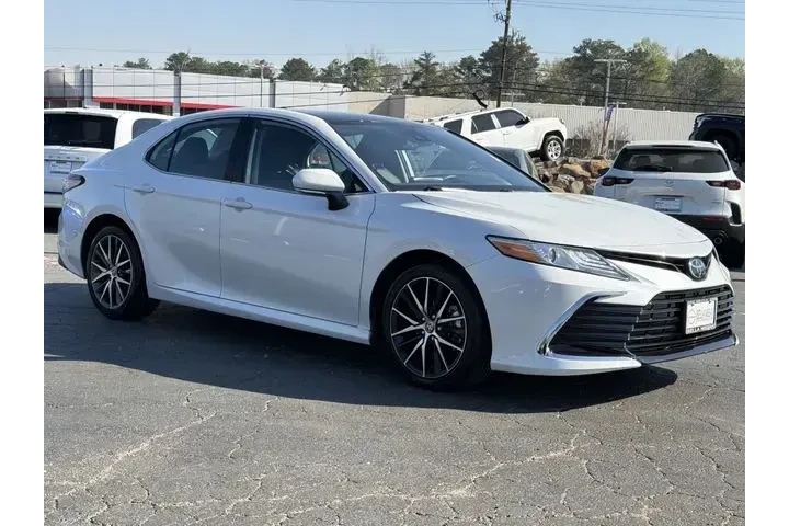 $27096 : Toyota Camry 2024 XLE 4dr Se image 2