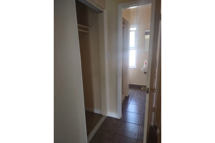 $1400 : Single Apt image 1