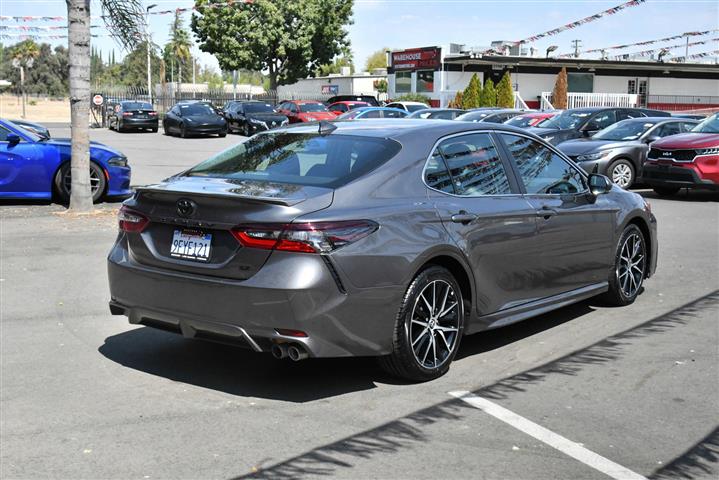 $25895 : Camry SE Sedan 4D image 8