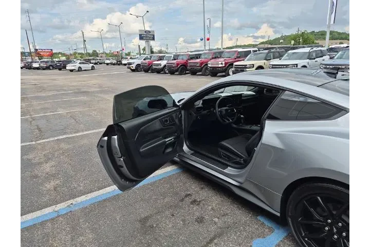 $31988 : Ford Mustang 2025 EcoBoost 2 image 9