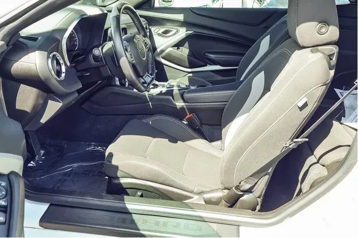 $35000 : Chevrolet Camaro 2022 LT 2dr image 2