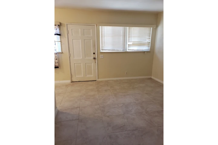 $1795 : LA. 1 bedroom, 1st floor image 3