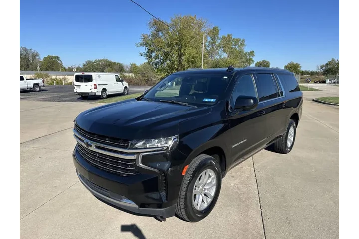 $30900 : 2023 Suburban LT image 1