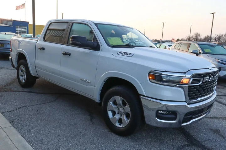 $38988 : 2025 1500 Big Horn 4x4 Crew C image 3