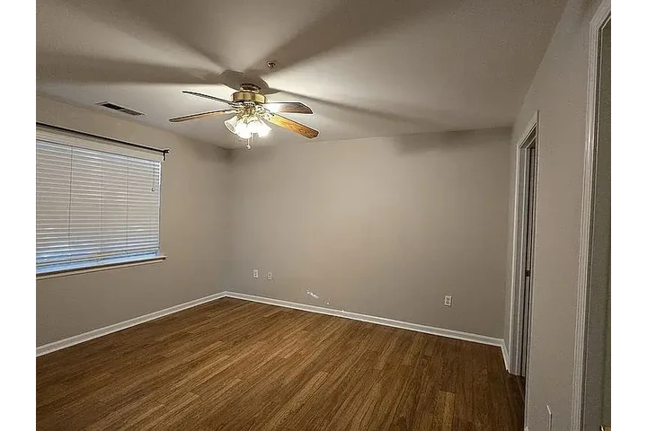 $1150 : Welcome to this charming 2-bed image 5