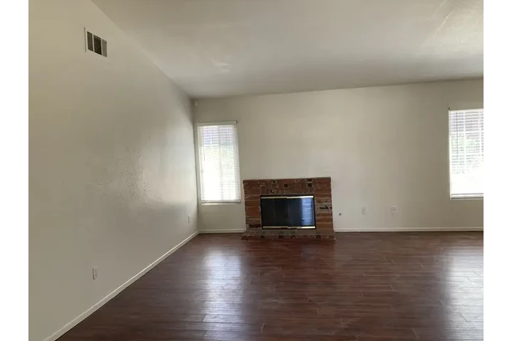 $1500 : dúplex de dos plantas image 3