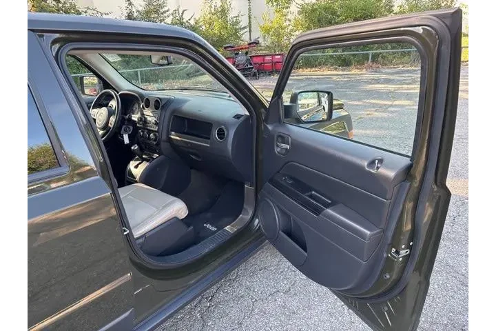 $10000 : Jeep Patriot 2017 4x4 Sport image 9