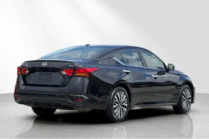 $18382 : Nissan Altima 2024 2.5 SV 4d image 4