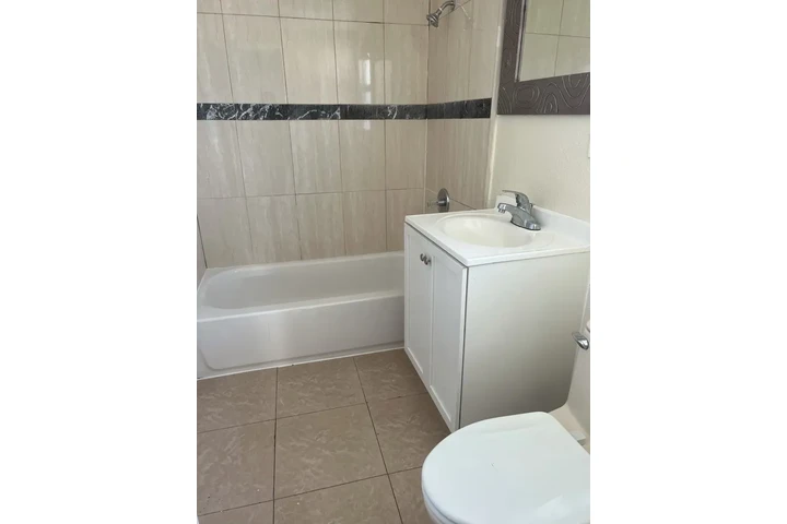$1150 : Se Renta Cuarto con Baño image 2