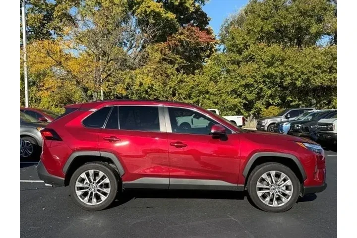 $33000 : Toyota RAV4 2022 AWD XLE Pre image 7