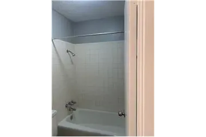 $860 : Rental property with 2 bedro image 2