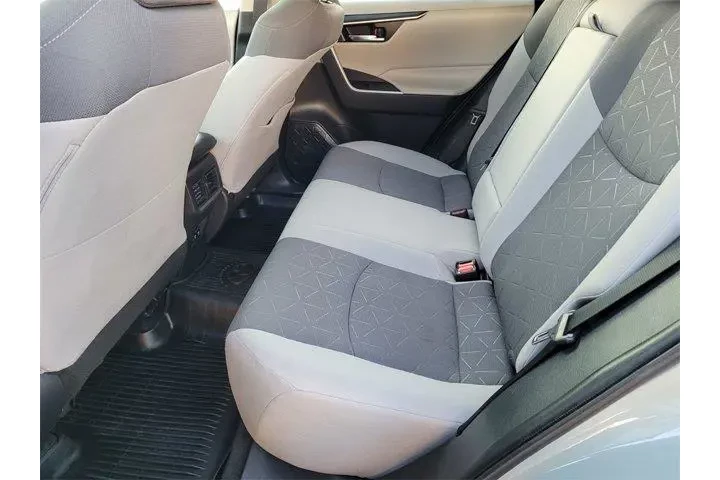 $24488 : Toyota RAV4 2021 AWD XLE 4dr image 6