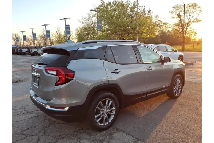 $27842 : GMC Terrain 2024 SLT 4dr SUV image 3