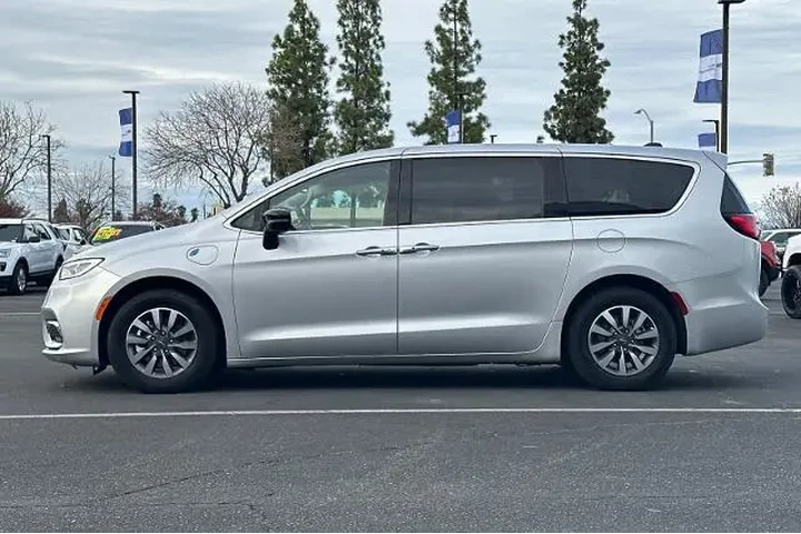 $28603 : Chrysler Pacifica Plug-In Hy image 5