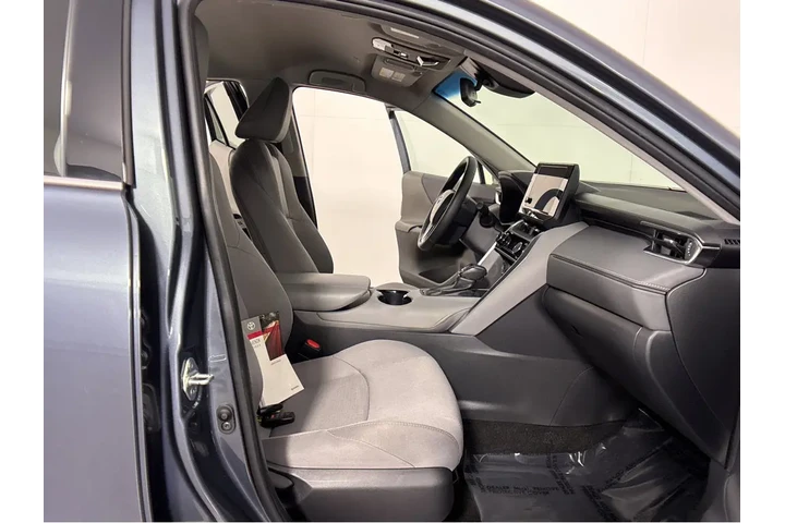 $29597 : Gold Certified2023 Venza LE image 5