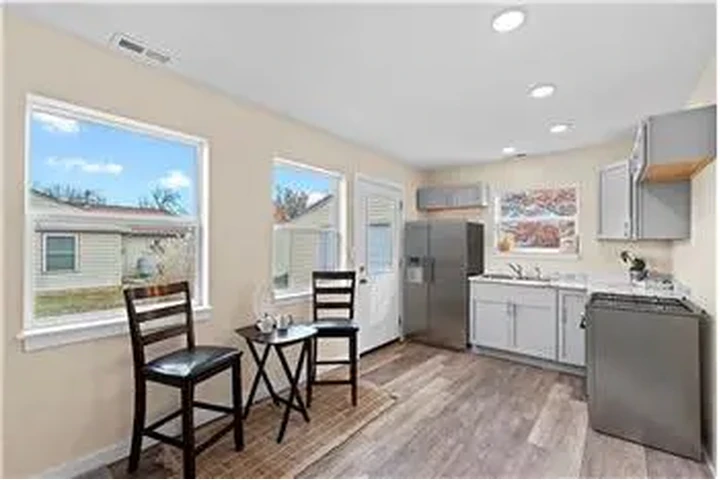 $700 : Rental property with 2 bedro image 5