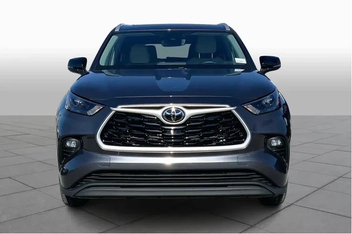 $37989 : Toyota Highlander 2023 L 4dr image 3