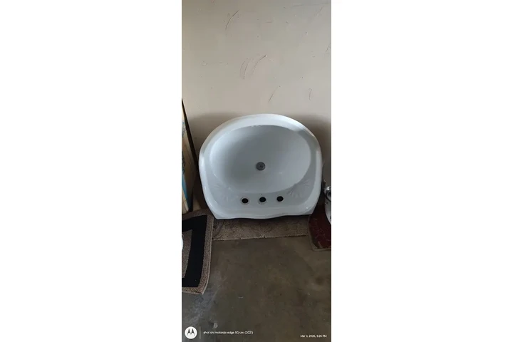 $150 : Vendo 3 victorian sinks image 1