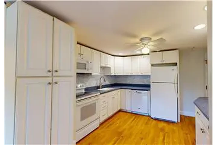 $2500 : Rental property with 2 bedro image 3