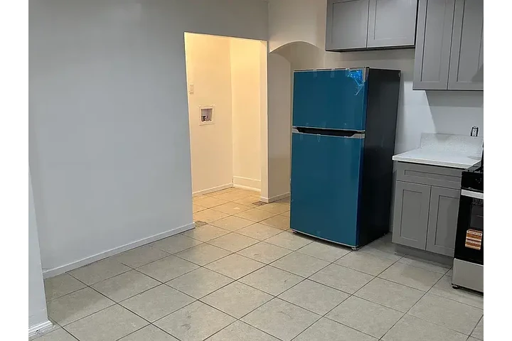 $1850 : Hot 3bd 1ba @Huntington image 2