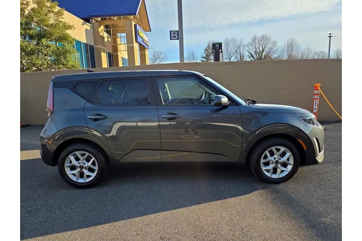 $16998 : Kia Soul 2024 LX 4dr Crossov image 4
