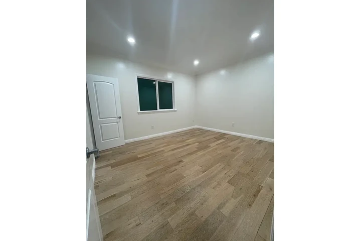 $2350 : 3 Bedroom House in Koreatown image 8