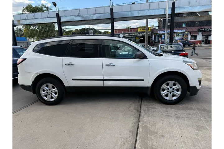 $8495 : 2013 Traverse LS AWD w/PDC image 8
