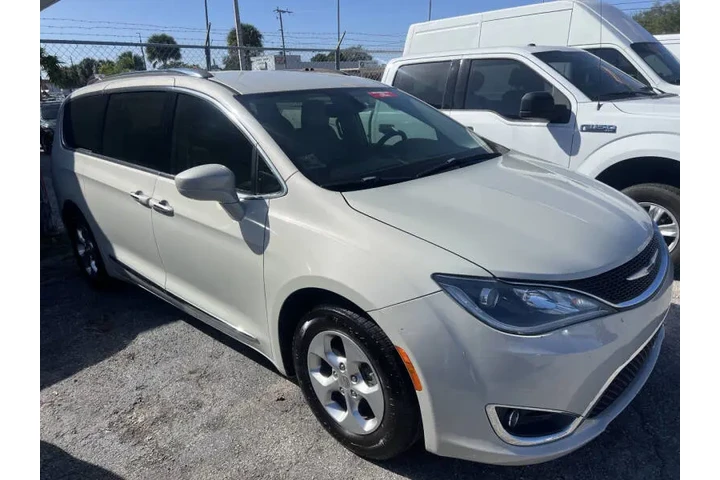 $9850 : 2017 Pacifica Touring-L Plus image 4