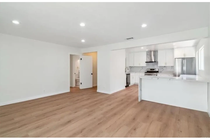 $3000 : 4Bed/2Bath House in Crenshaw image 3