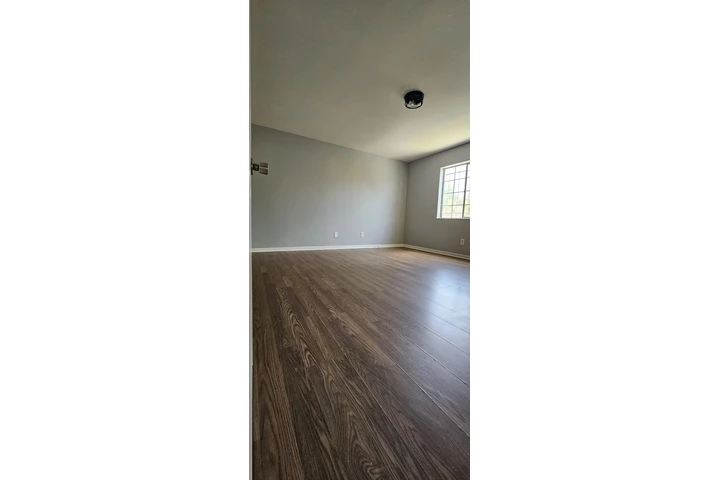 $3395 : 4 bedroom 2 banos se aquilar image 6
