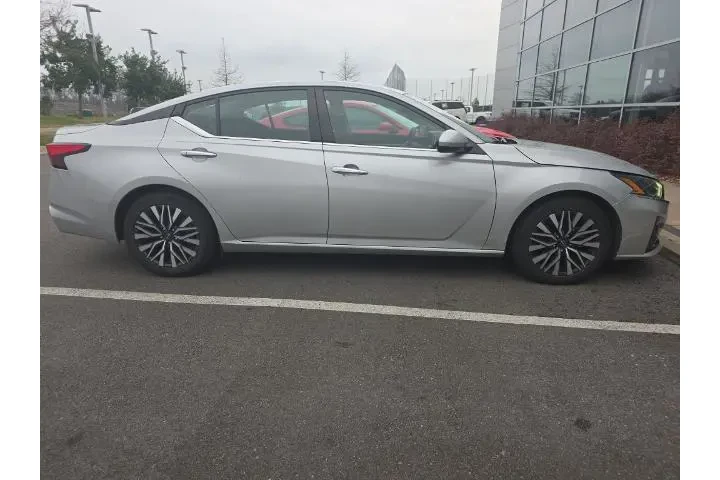 $18811 : Nissan Altima 2023 2.5 SV 4d image 4
