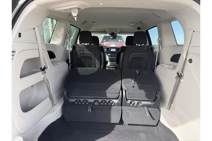 $24400 : Chrysler Voyager 2023 LX 4dr image 5