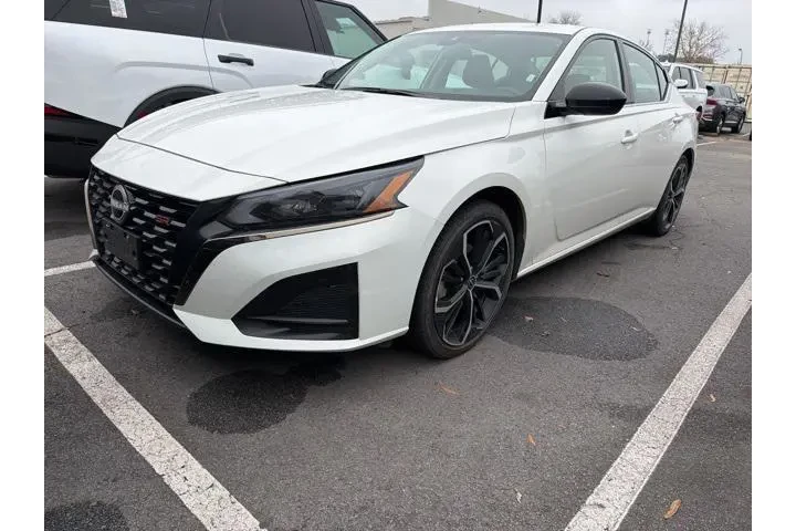 $21152 : Nissan Altima 2025 2.5 SR 4d image 3