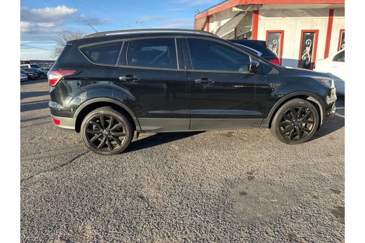 2017 Escape SE image 9