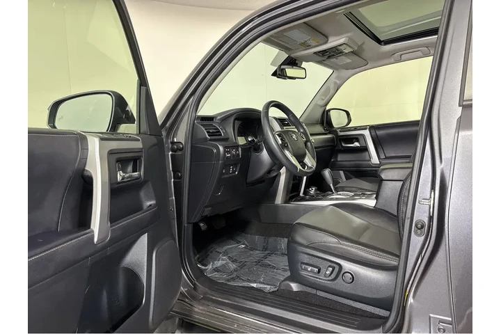 $42997 : Gold Certified2022 4Runner SR image 2