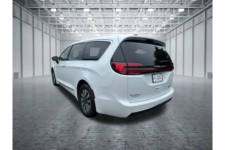 $28995 : Chrysler Pacifica Plug-In Hy image 5