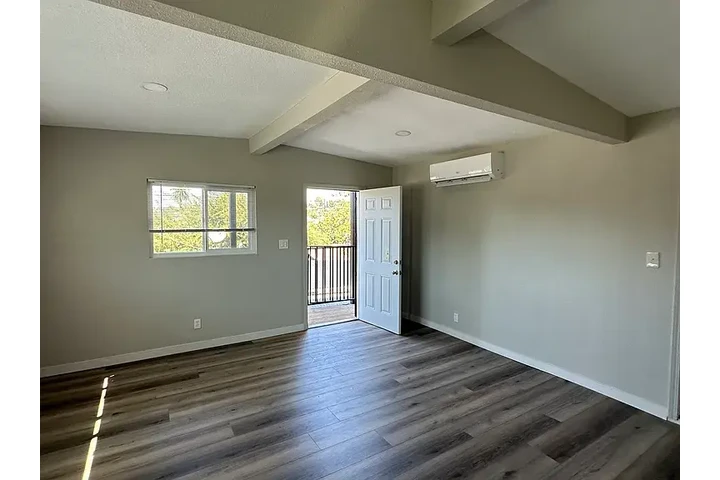 $1200 : Una cama y un baño image 3